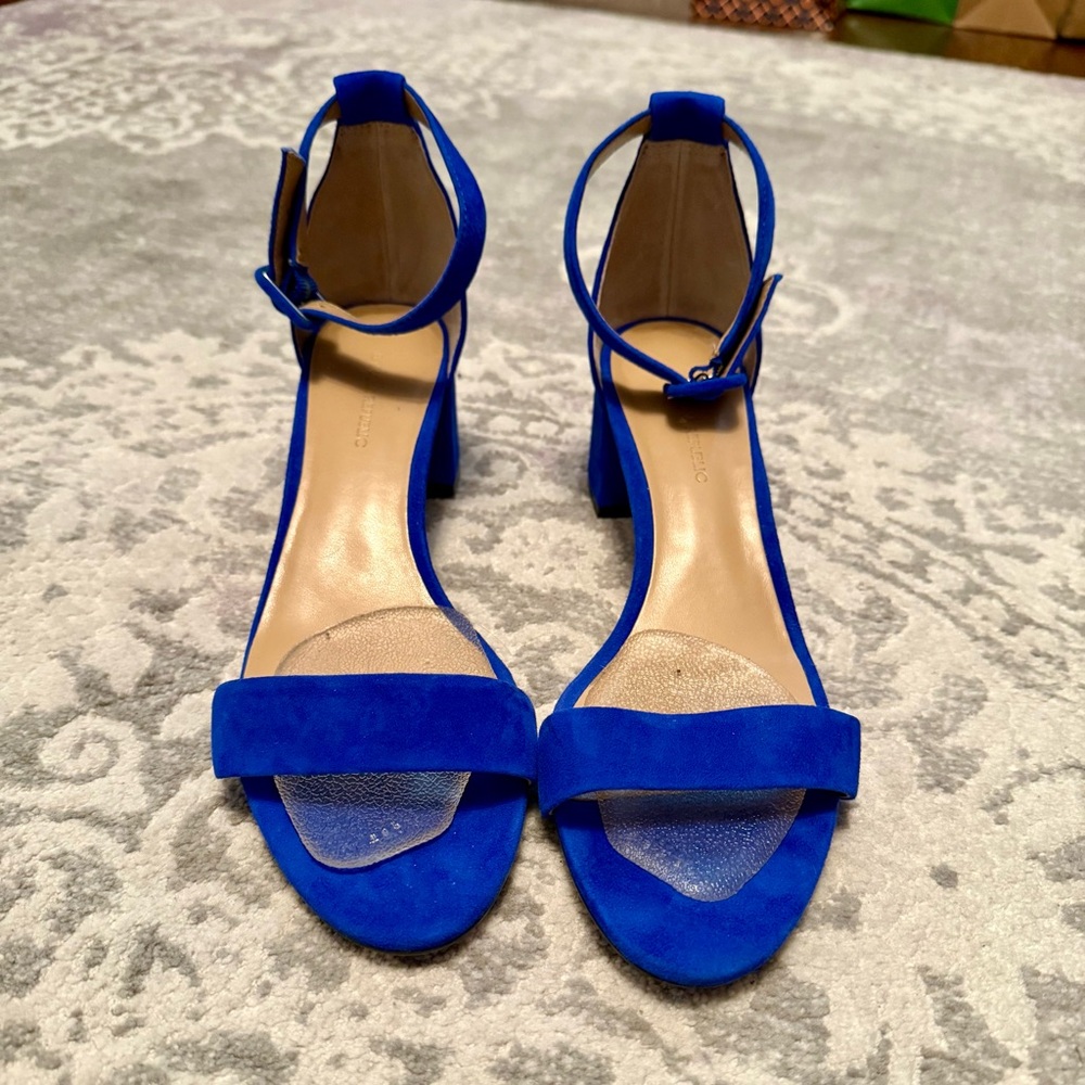 Like New! Banana Republic Bare Low Block-Heel Sandal in Gorgeous Blue! Size 9M